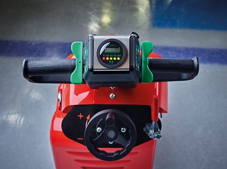 Engo IceDingo ( машина для обработки льда у борта )